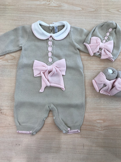 Tutina Bebè di Almy in filo tortora con rifiniture rosa con passanastro e fiocco rosa al centro