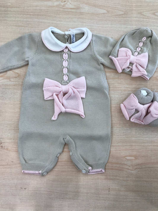 Tutina Bebè di Almy in filo tortora con rifiniture rosa con passanastro e fiocco rosa al centro