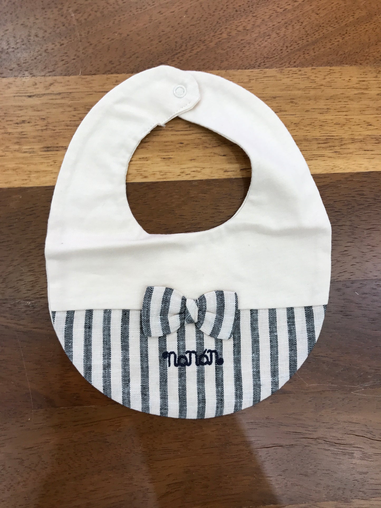 Bavetta Nanan in cotone beige con righe e fiocchetto