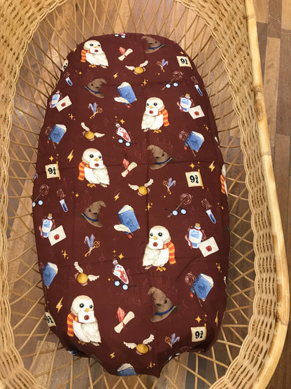Mussola Nannafrufrù in cotone di bamboo di base borgogna con piccoli animaletti stile harry potter