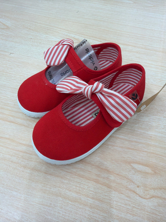 Scarpe Victoria in tela dal tono rosso con strappo e fiocco a righe sul davanti
