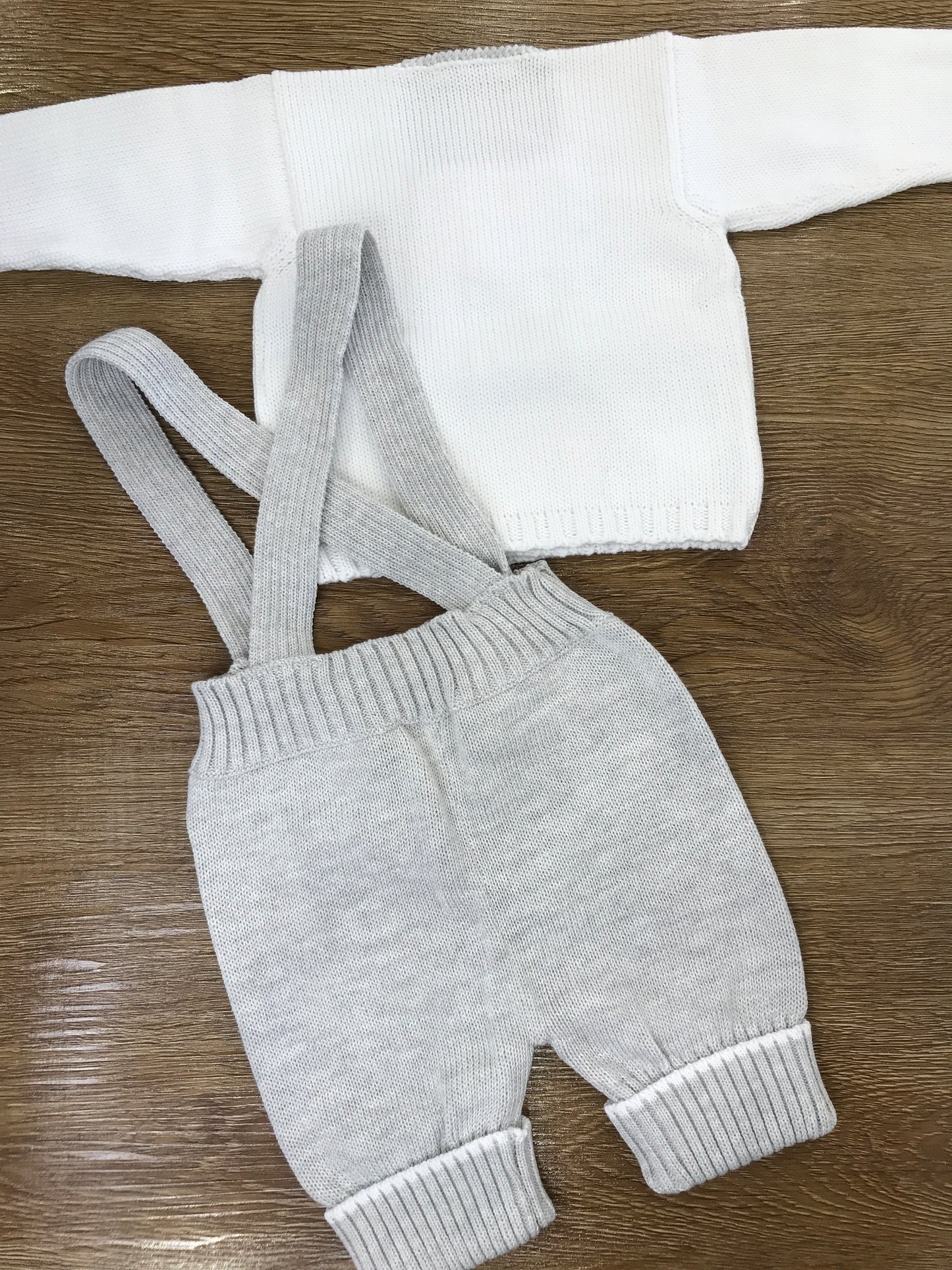 Completo Colibrì in filo di cotone due pezzi salopette con bretelle cardigan con ricamo grigio