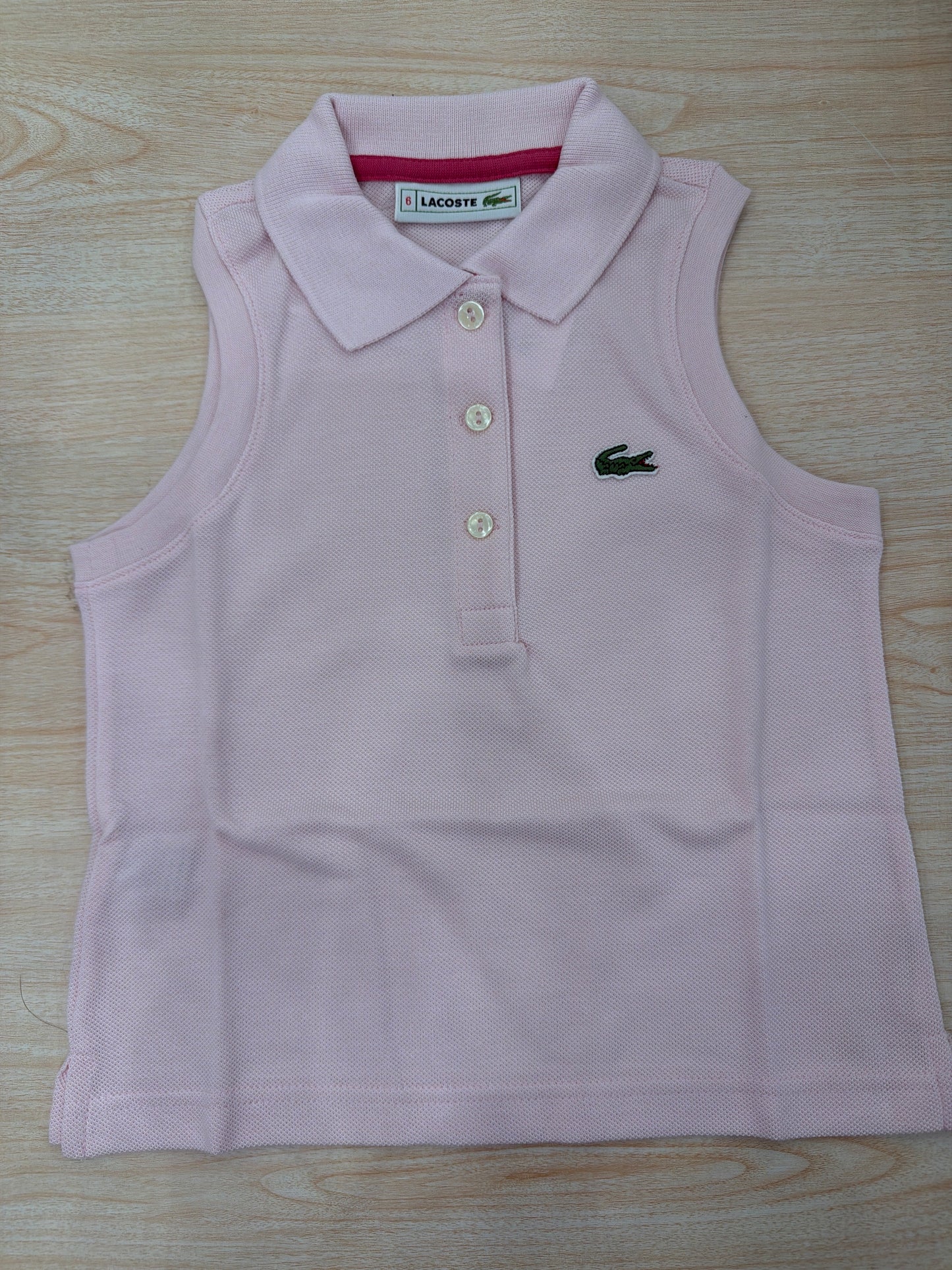 Polo Lacoste in cotone smanicata  con bottoncini e logo ricamato lateralmente