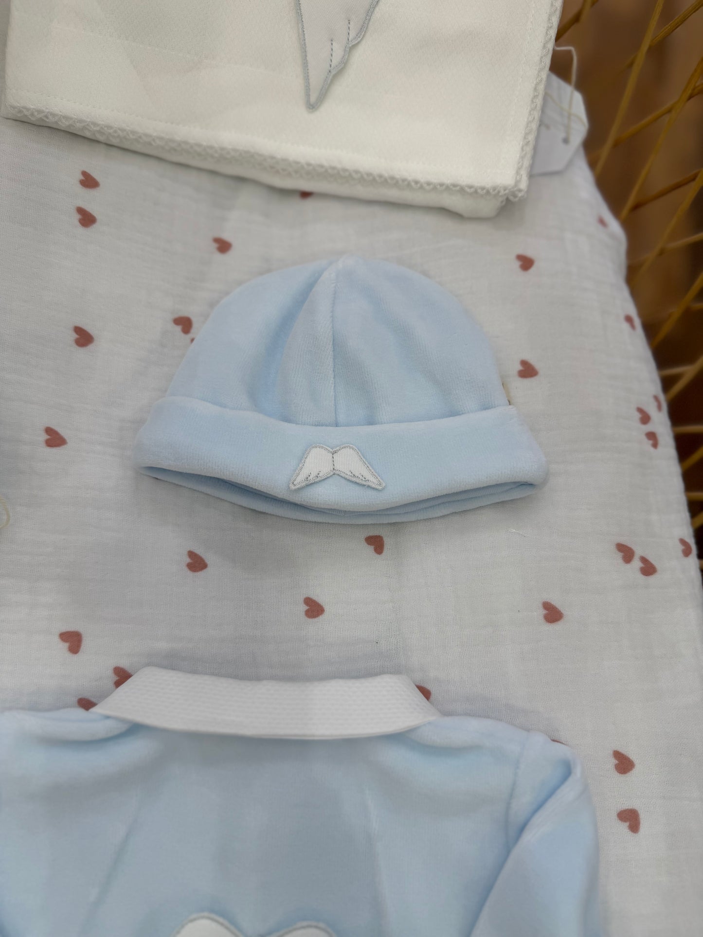 Coordinato nascita Baby Gi in ciniglia celeste con ali bianche