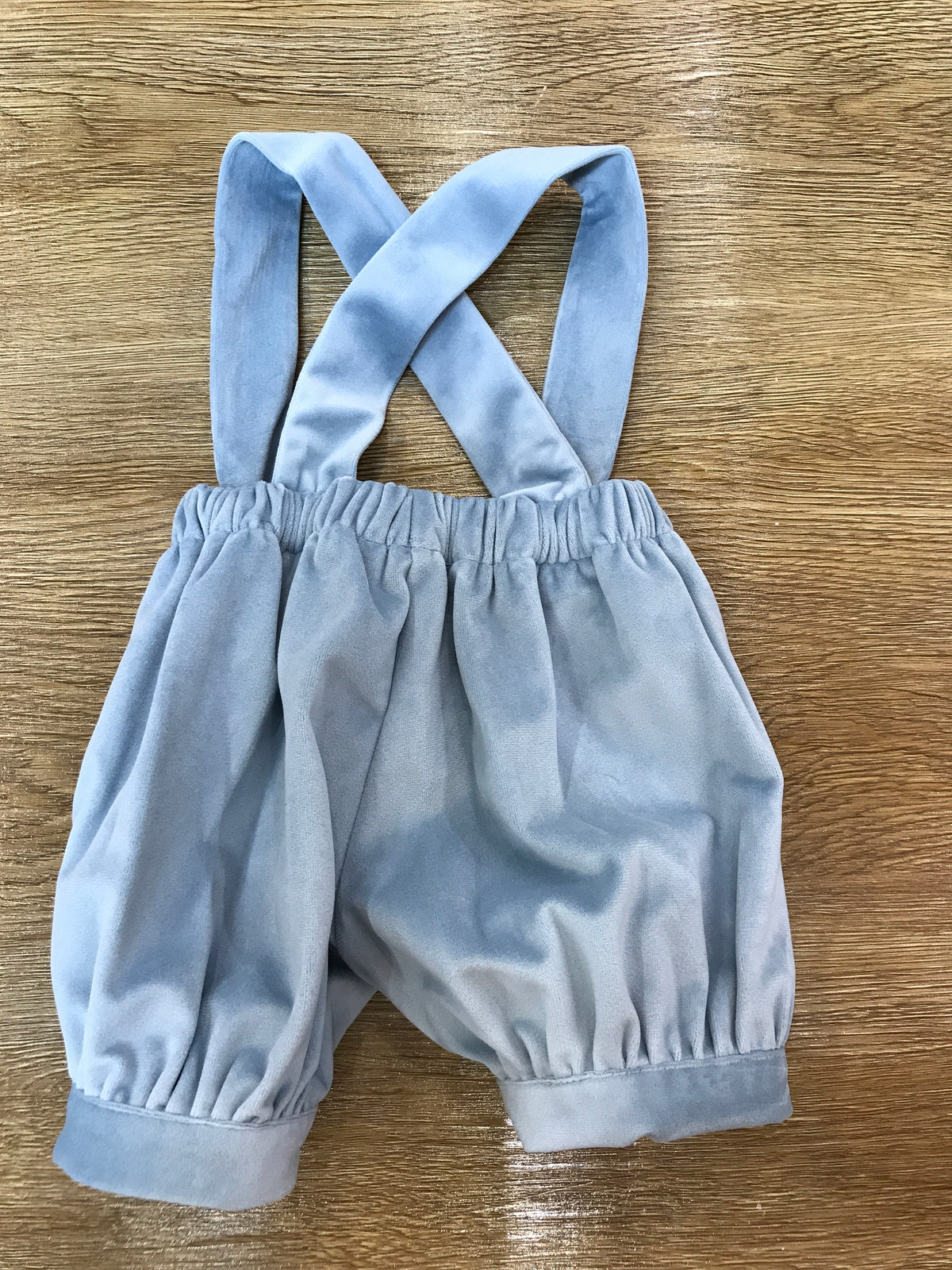 Pantalone Colibrì in velluto celeste polvere di tonalità chiara con bretelle