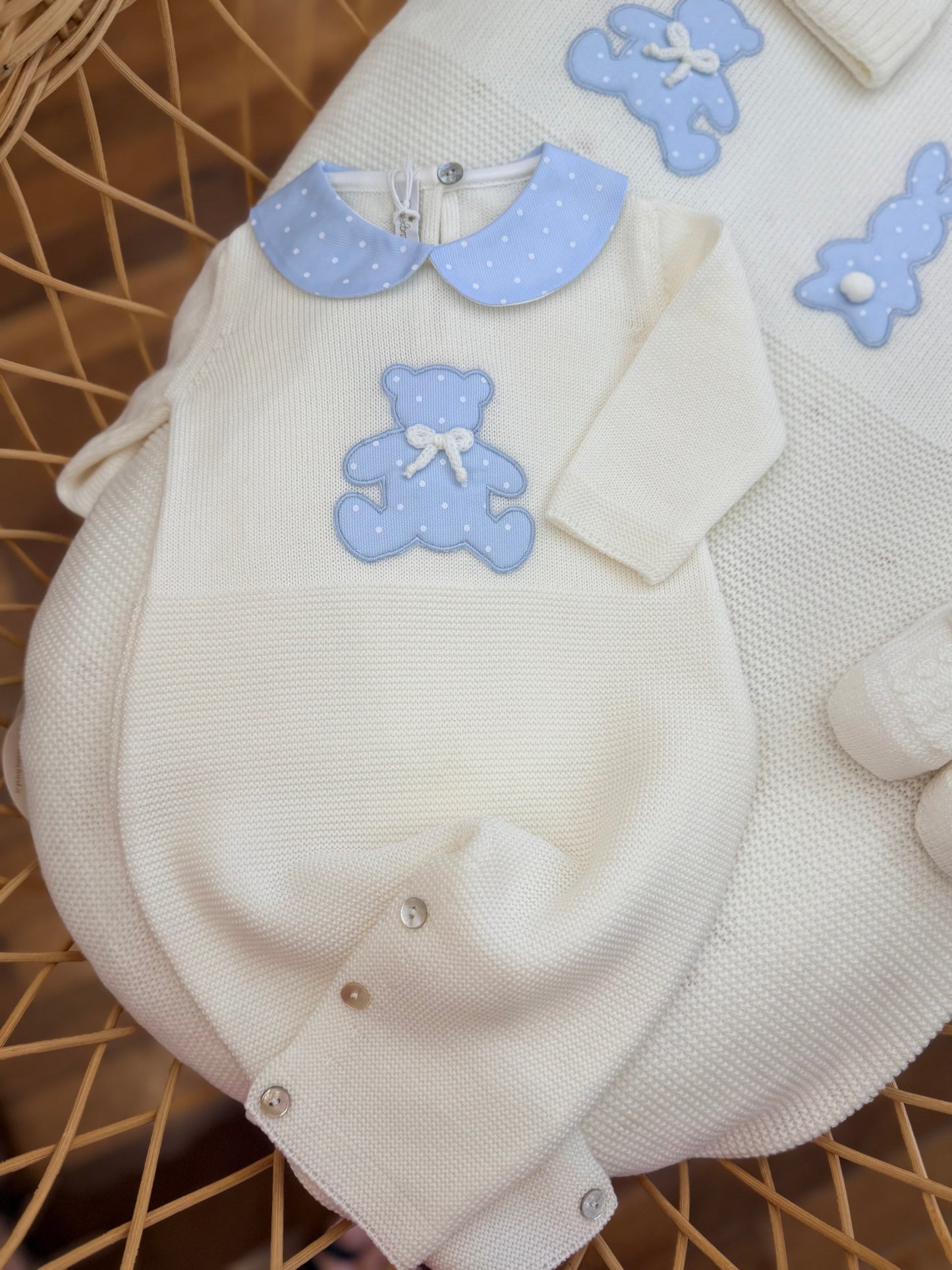 Coordinato nascita Baby Lord in lana con orsetti e coniglietti a pois