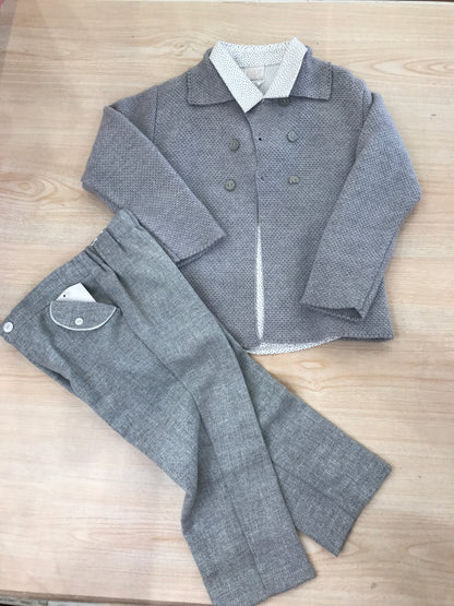 Completo Paz Rodriguez pantalone lungo grigio con camicia bianca a pois con cardigan grigio in lana