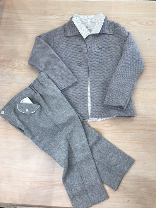 Completo Paz Rodriguez pantalone lungo grigio con camicia bianca a pois con cardigan grigio in lana