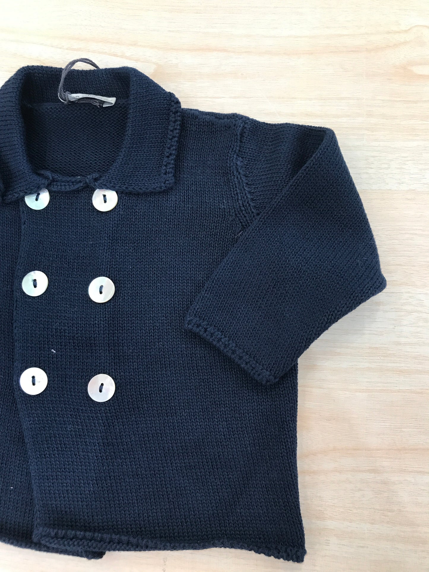 Cardigan Jo Milano in filo blu scuro con bottoncini sul davanti