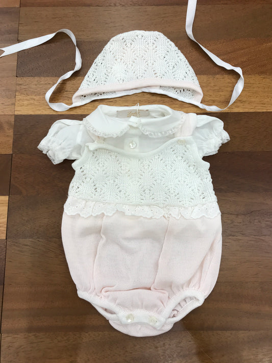 Pagliaccetto Ladia in filo di cotone bianco e rosa con ricami e camicia cuffia abbinata in filo traforata