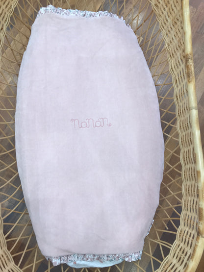 Coperta Nanan double face in ciniglia a costine panna e rosa antico con rusche al bordo con fiorellini