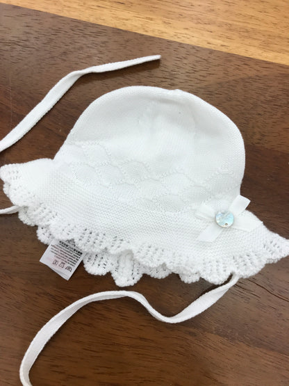 Cappello Paz Rodriguez in filo bianco con smerlo al bordo