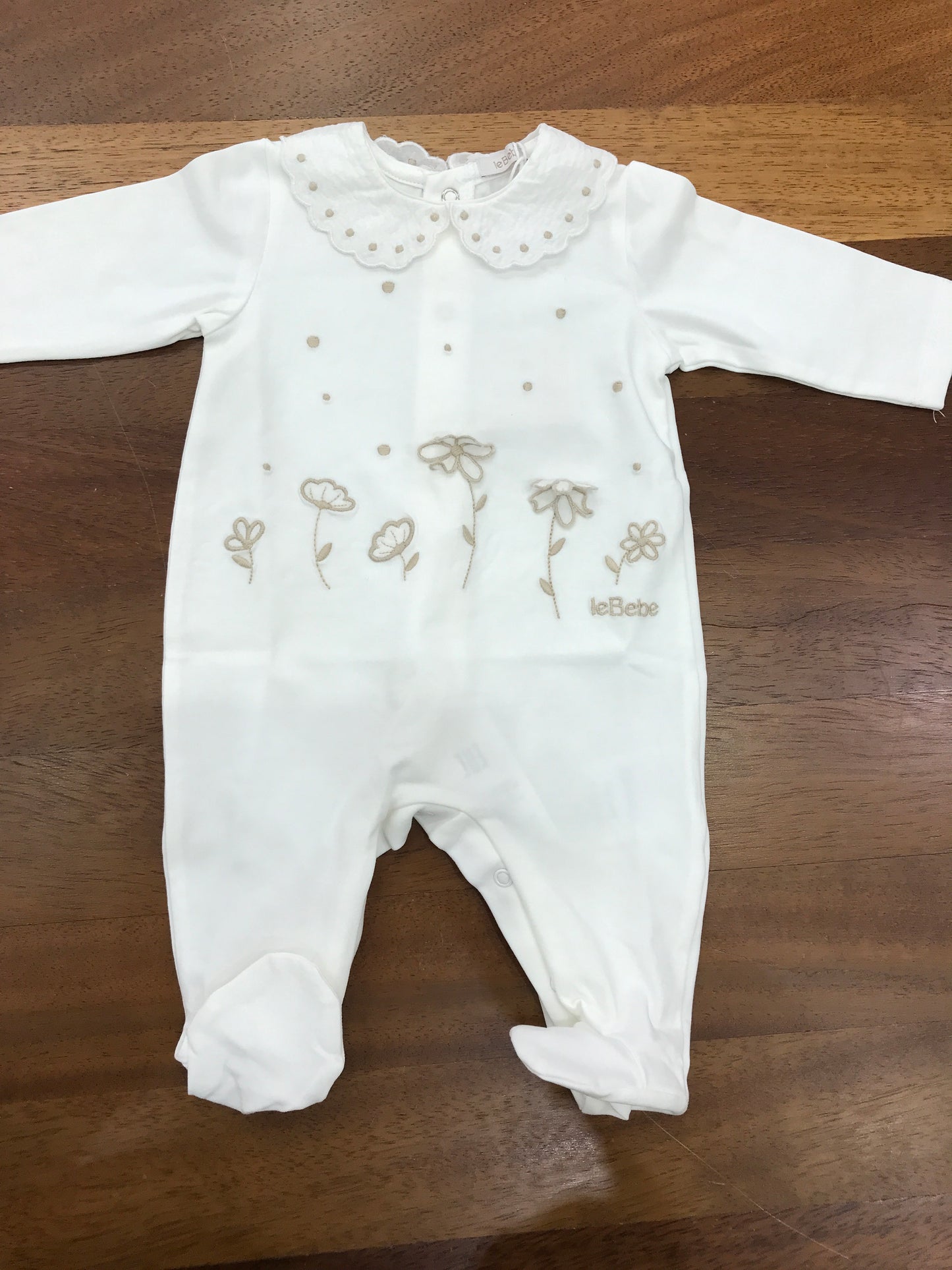 Tutina Le Bebè in cotone manica lunga e gamba lunga con collo tondo con pois beige con fiorellini ricamati sul davanti