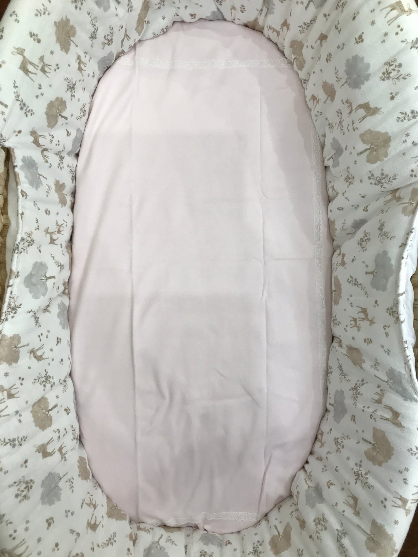 Coperta Baby Gi in cotone rosa con rifiniture in pizzo centrali
