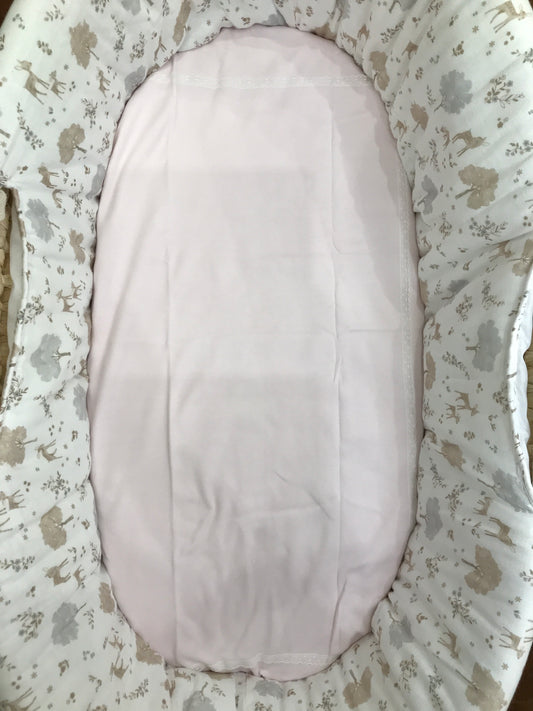Coperta Baby Gi in cotone rosa con rifiniture in pizzo centrali