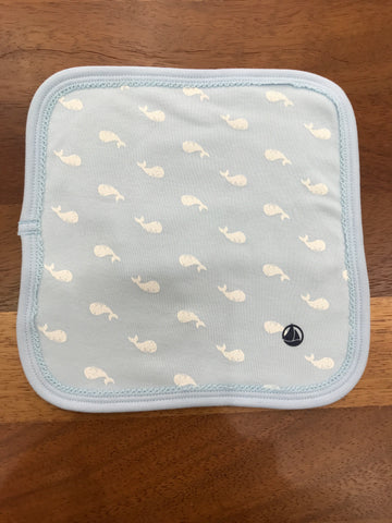 Telo Petit Bateau in cotone e spugna celeste con balene bianche