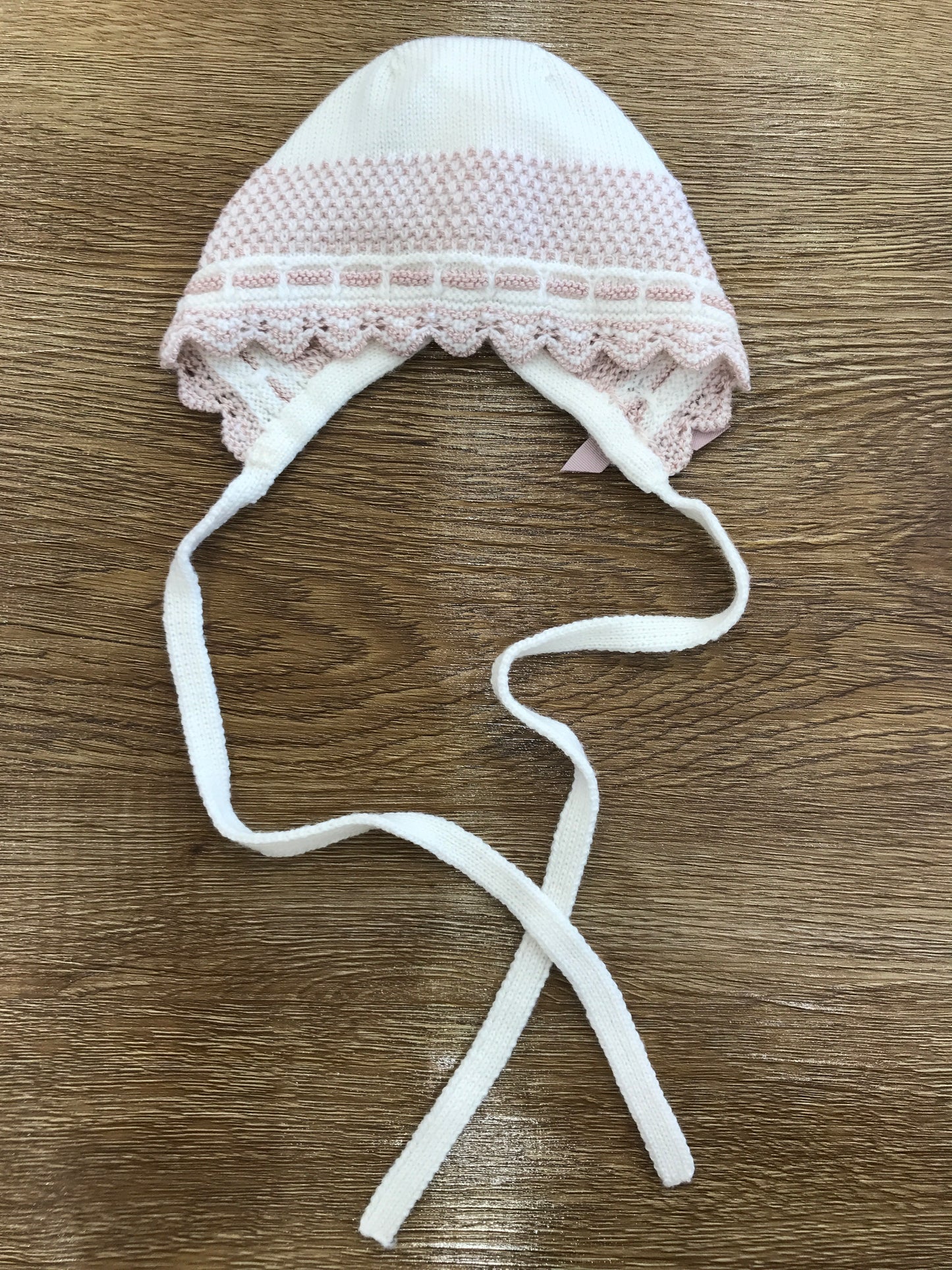 Cuffia Paz Rodriguez in lana panna con ricami rosa