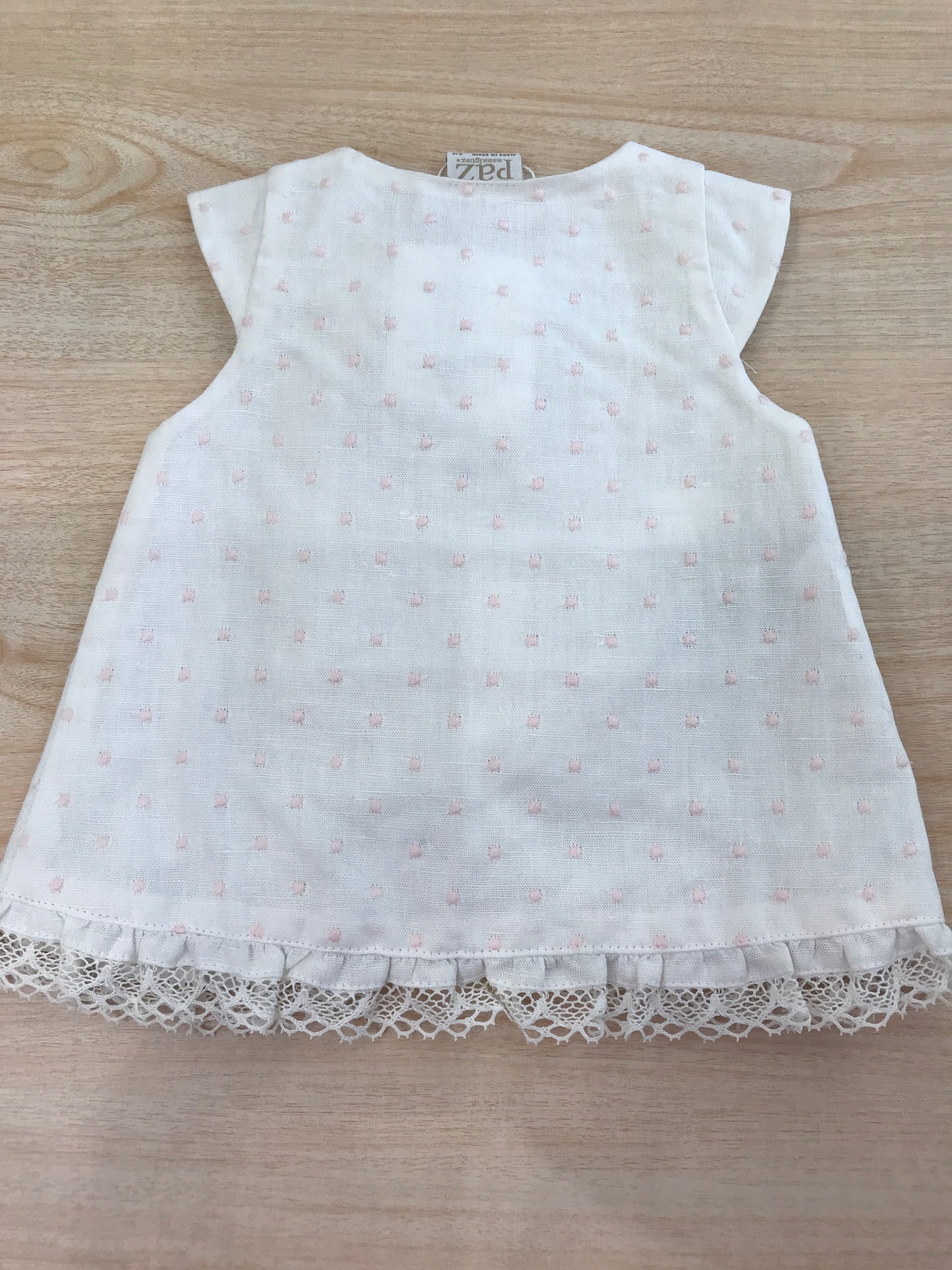 Abito Paz Rodriguez in cotone smanicato con pois rosa con rusche e bottoni trasversali con fiocco