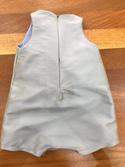 Pagliaccetto a'lapage in raso smanicato con zip sul retro e fiori applicati al centro davanti