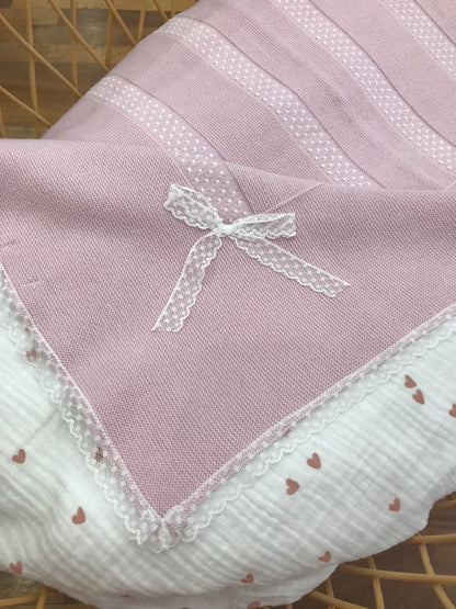 Coperta PCS con applicazione di valancienne al bordo pois bianchi sul davanti e fiocchetto laterale