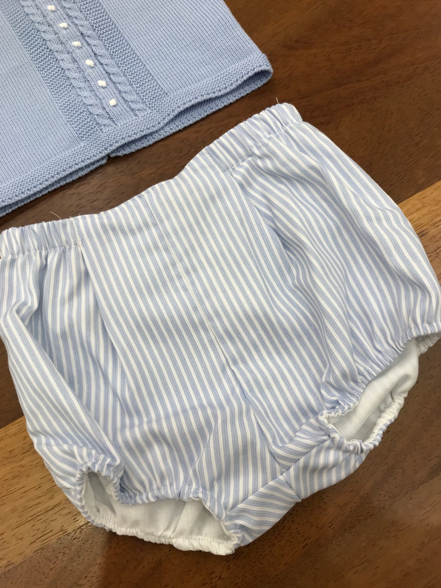 Completo PCS in filo celeste due pezzi mezza manica colletto a righe con pois ricamati sul davanti culotte a righe abbinata