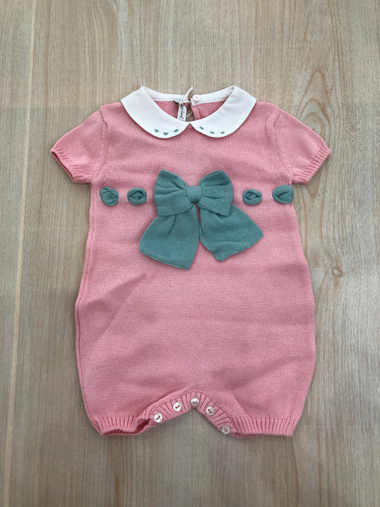 Pagliaccetto Baby Lord in filo rosa e fiocco verde con passanastro