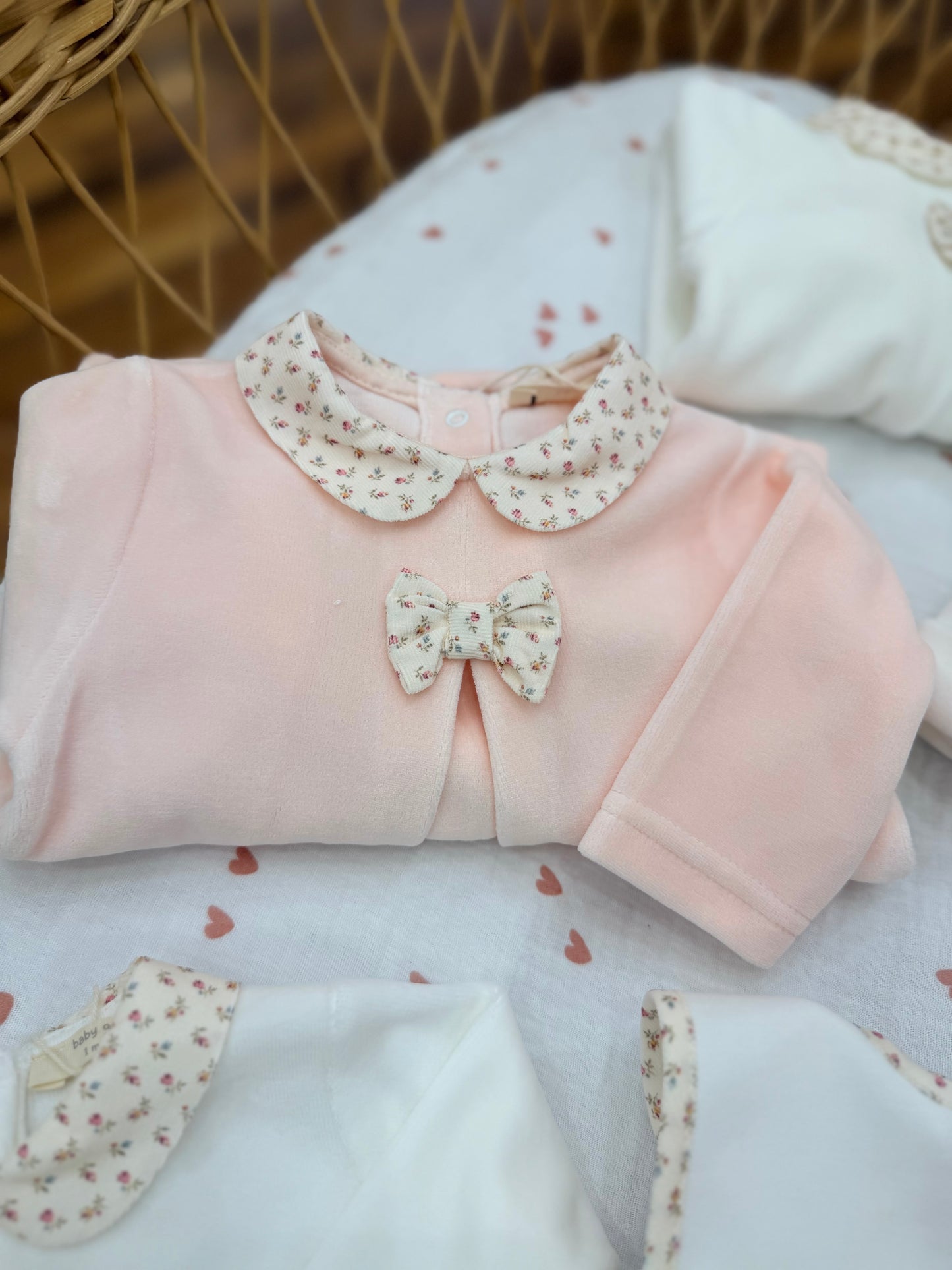 Coordinato nascita Baby Gi tutina intera in ciniglia con fiorellini cappellino e bavetta abbinati