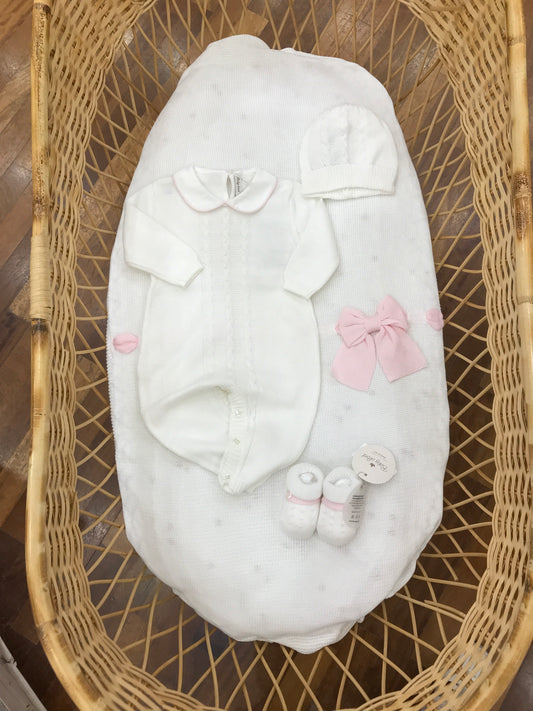 Coordinato nascita Baby Lord in filo bianco coperta con passanastro con fiocco tutina con trecce abbinati cappello e babbucce