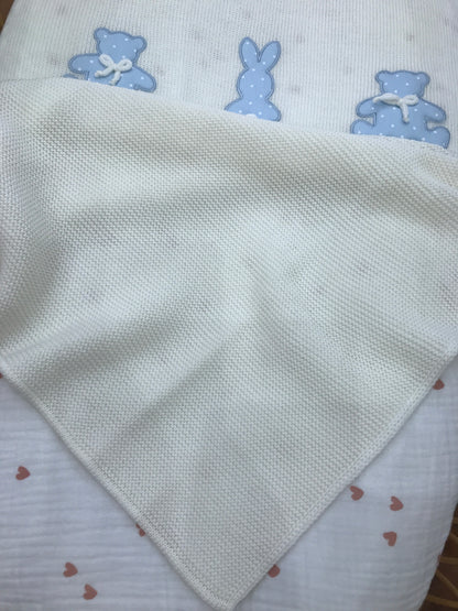 Coperta Baby Lord in lana panna con applicazione di orsetti e coniglio celeste a pois