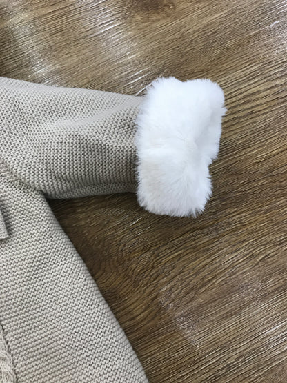 Cappotto PCS tortora con pelliccia intera bianca con lavorazione di trecce e due piccoli fiocchetti