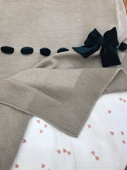 Coperta Baby Lord in lana tortora con passanastro e fiocco in velluto verde