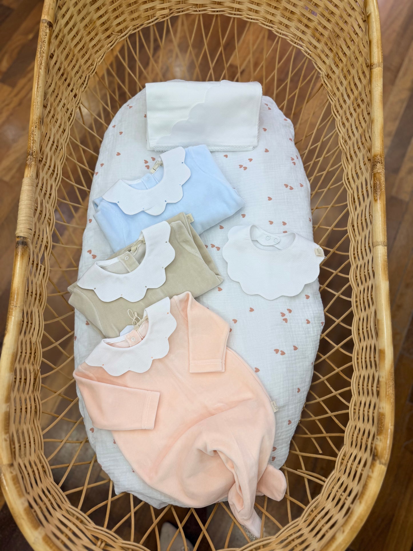 Coordinato nascita Baby Gi tutine in ciniglia con collo smerlato con bavetta e mussola