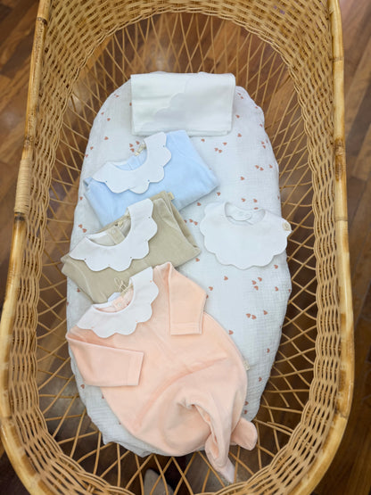 Coordinato nascita Baby Gi tutine in ciniglia con collo smerlato con bavetta e mussola