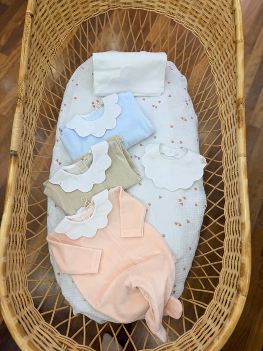 Coordinato nascita Baby Gi tutine in ciniglia con collo smerlato con bavetta e mussola