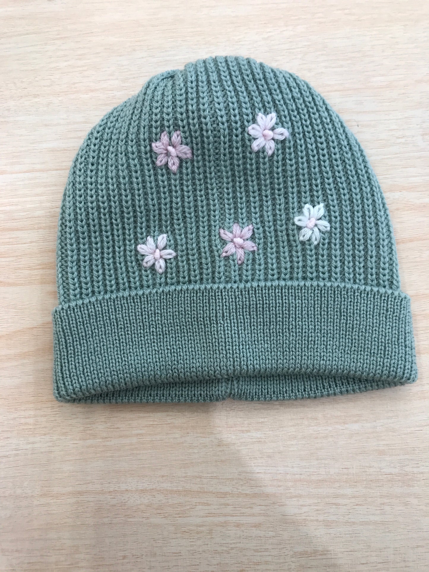 Cappello Baby Lord in lana verde a costa inglese con margherite ricamate