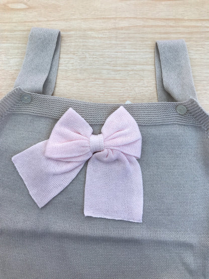 Salopette Baby Lord in filo con bretelle con fiocco rosa sul davanti