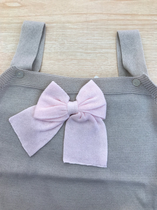 Salopette Baby Lord in filo con bretelle con fiocco rosa sul davanti