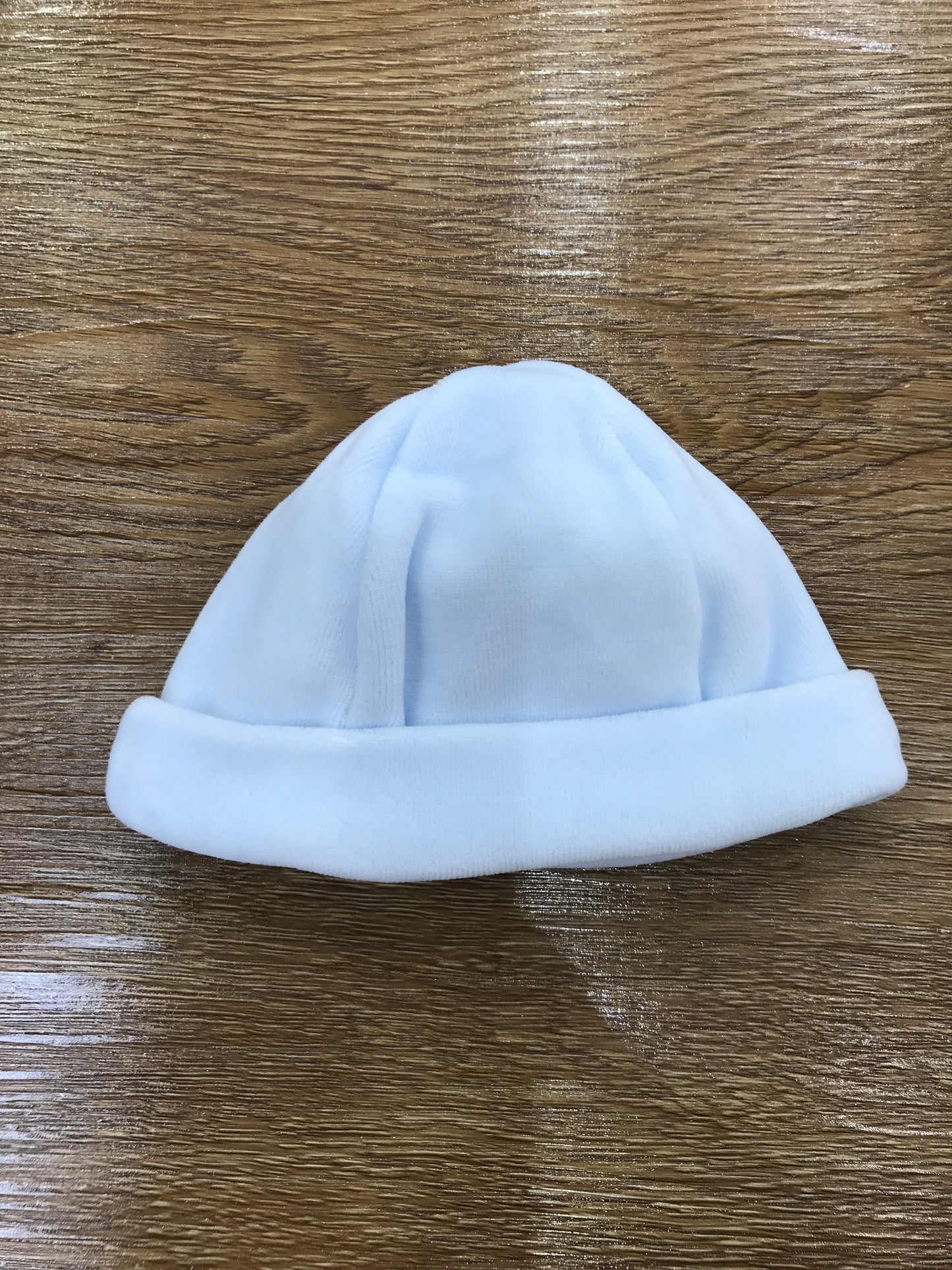 Cappello Baby Gi in ciniglia celeste con risvolto e cavallo a dondolo ricamato