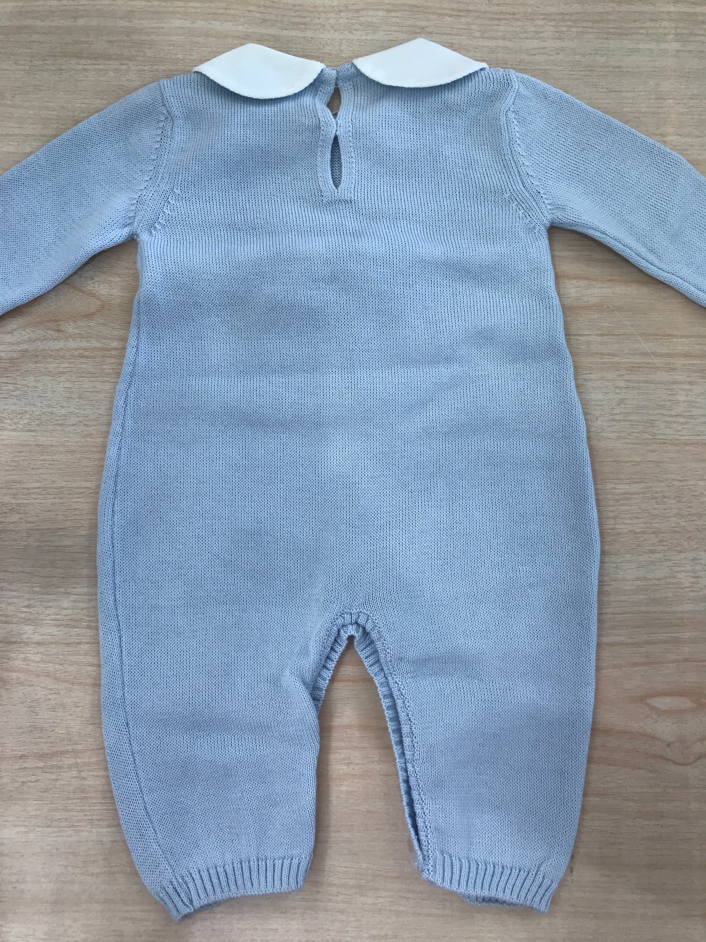 Tutina Baby Lord in filo celeste manica lunga gamba lunga con colletto tondo ricamato con fiocchetto e passanastro al centro