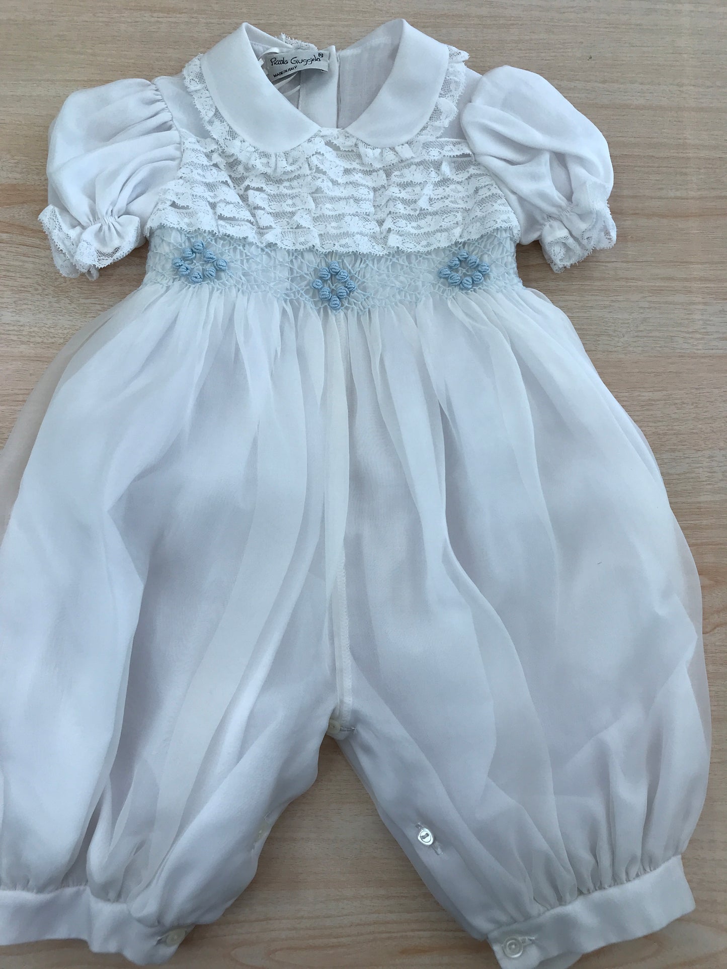 Pagliaccetto Piccola Giuggiola in organza mezza manica con colletto con pizzo corpetto lavorato con lavorazione id rose celesti