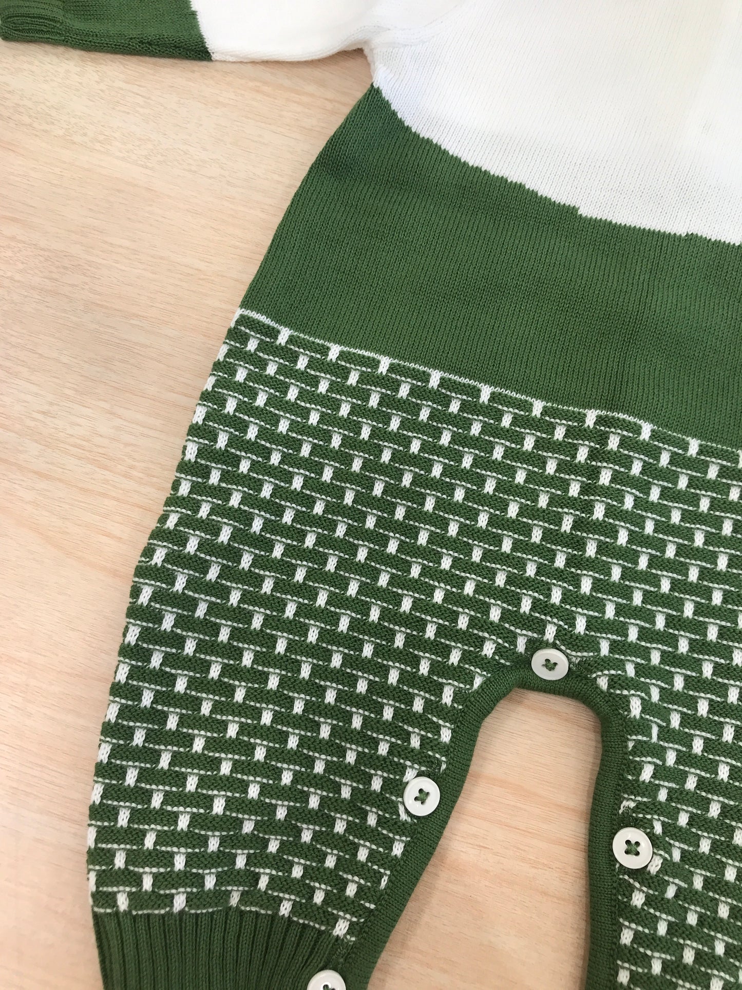 Tutina Colori Chiari in filo manica lunga gamba lunga con rifiniture in verde e bianco