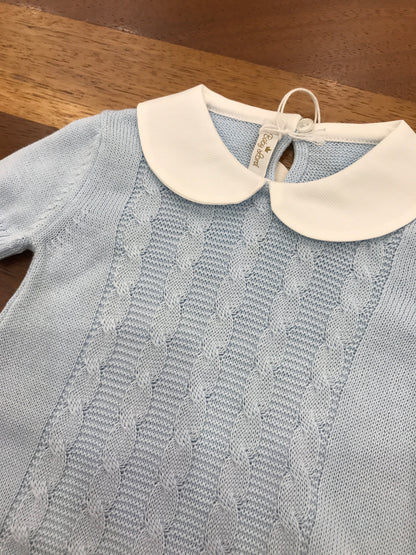 Pagliaccetto Baby Lord in filo celeste mezza manica con lavorazione di trecce sul davanti