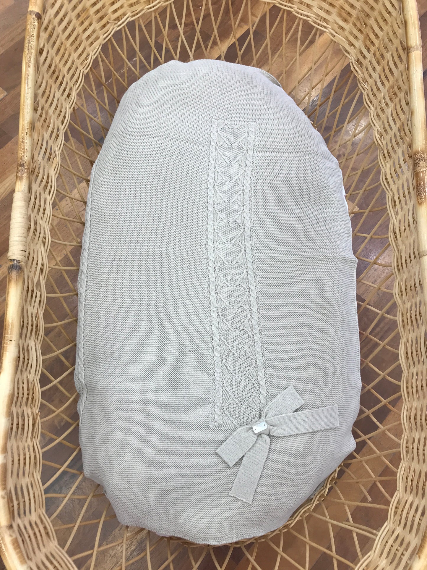 Coperta PCS con lavorazione centrale di trecce e cuori ricamati con fiocco laterale