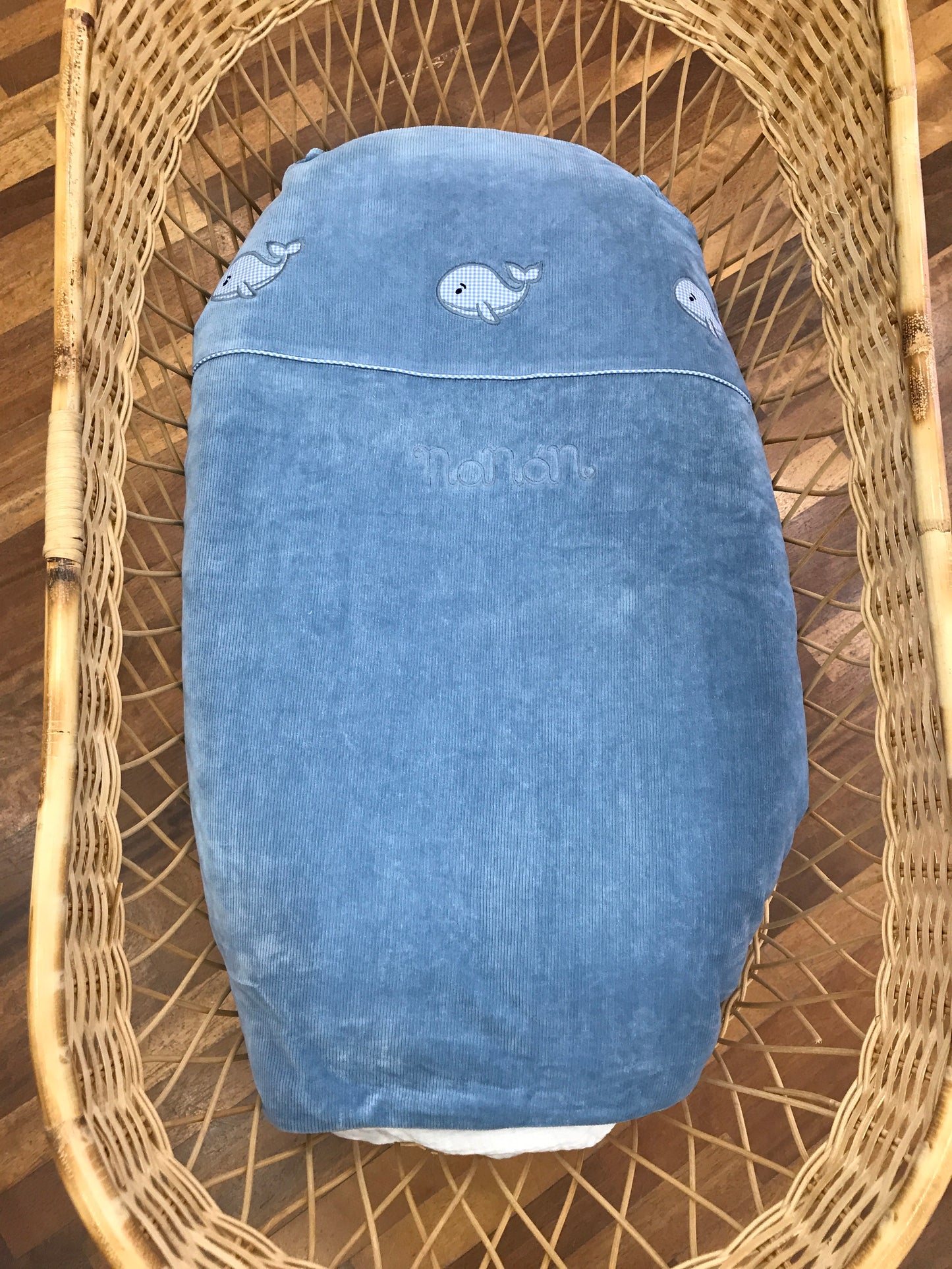 Coperta Nanan in ciniglia a costine con balene a quadretti azzurri e bianchi
