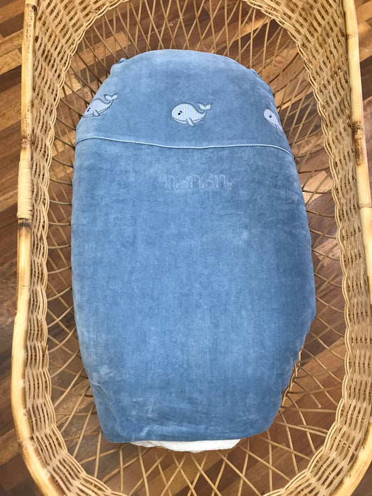 Coperta Nanan in ciniglia a costine con balene a quadretti azzurri e bianchi
