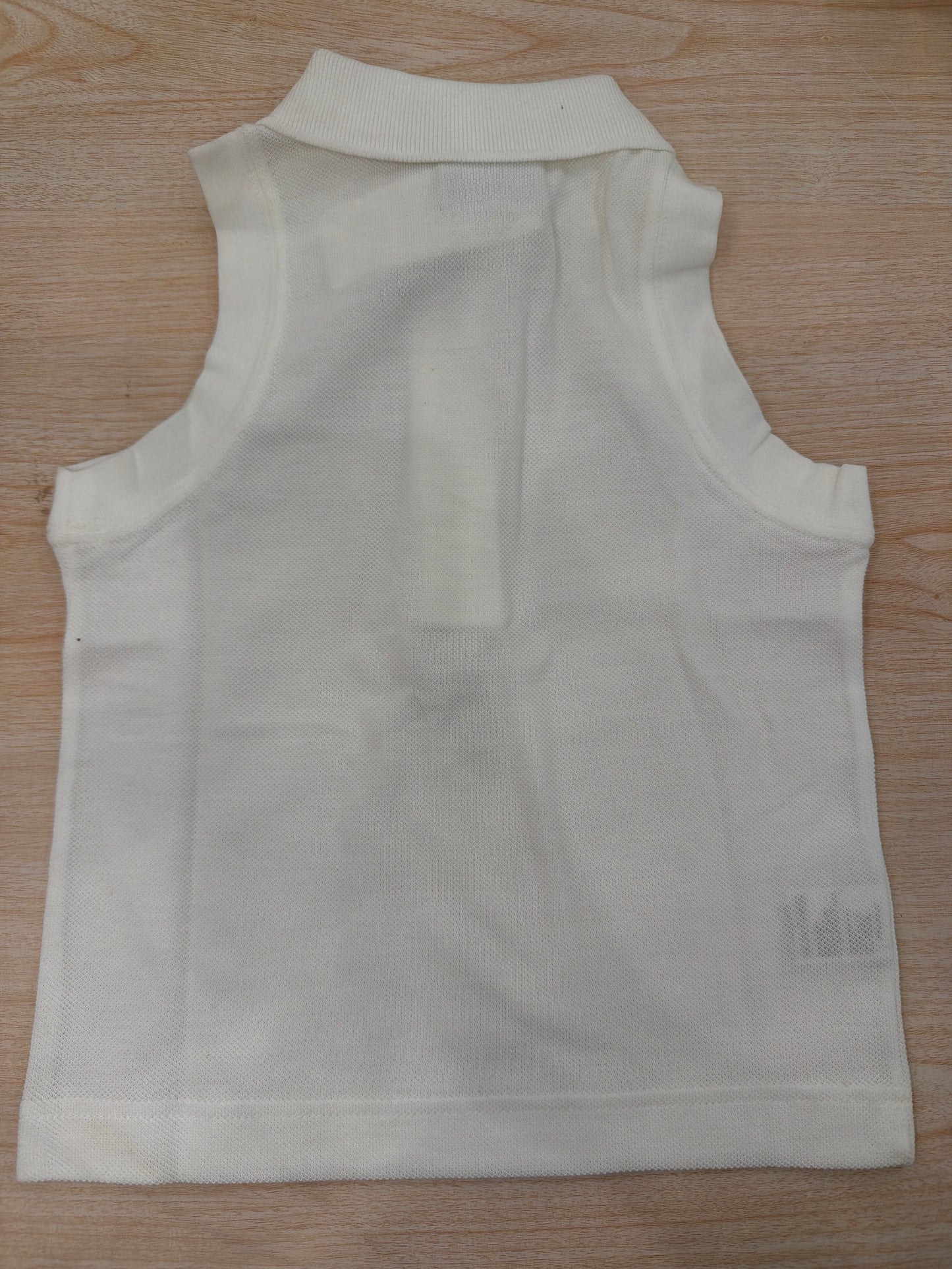 Polo Lacoste in cotone smanicata con bottoncini e logo ricamato lateralmente
