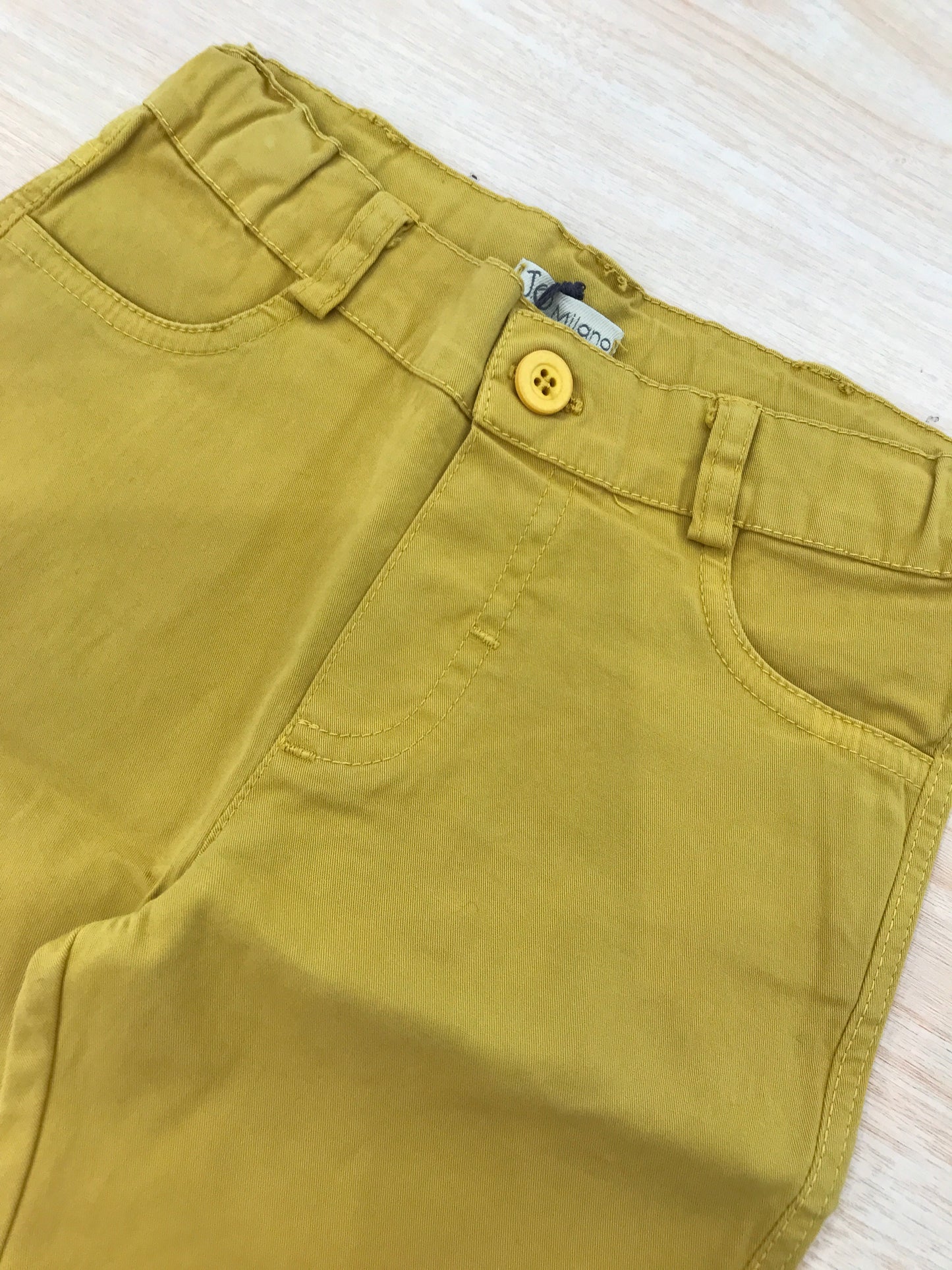 Pantalone Jo Milano in cotone corto con tasche sul davanti e sul retro