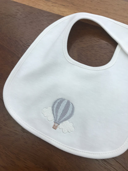 Bavetta Baby Gi in cotone bianca con mongolfiera ricamata sul davanti