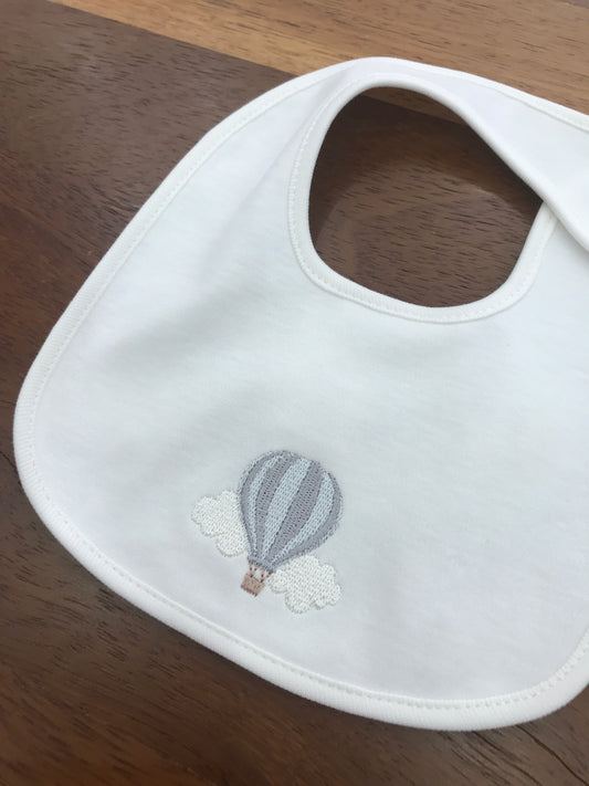 Bavetta Baby Gi in cotone bianca con mongolfiera ricamata sul davanti