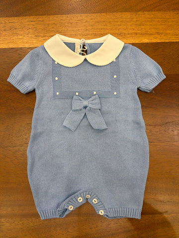 Pagliaccetto Baby Lord in filo celeste mezza manica collo tondo bianco riquadro con lavoro a maglia con pois bianchi e fiocco